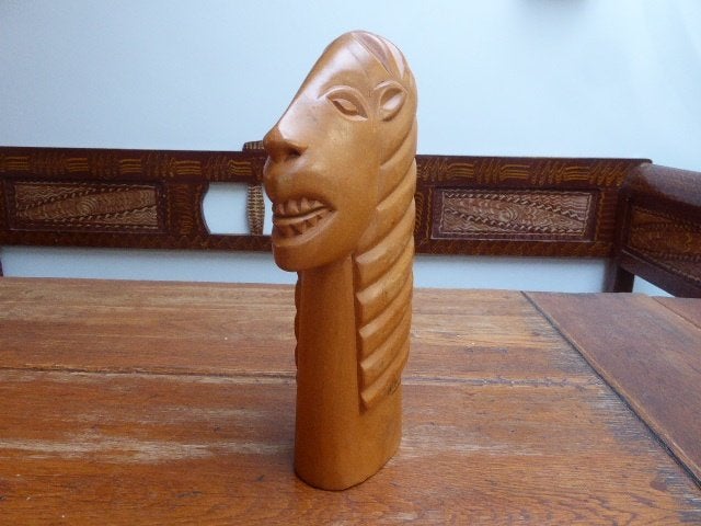 Apart houten beeld van een leeuw