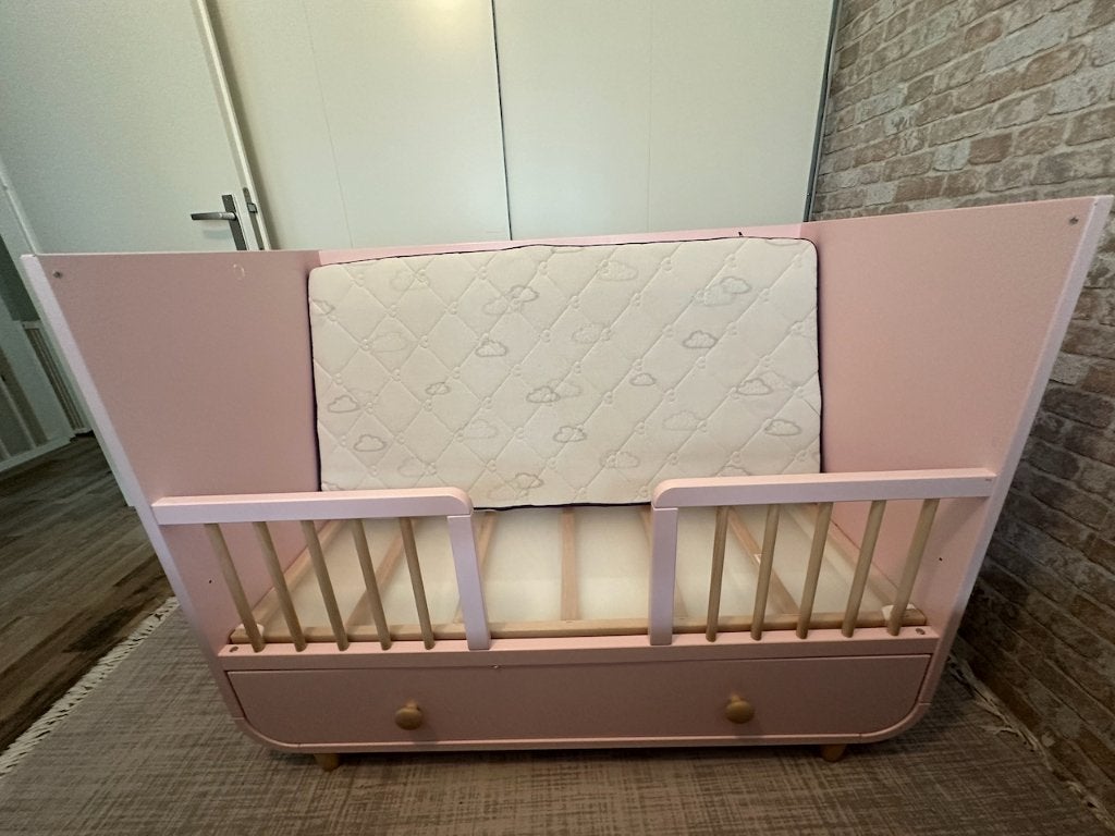 IKEA MYLLRA ledikant roze & matras, Ophalen, Zo goed als nieuw, Ledikant