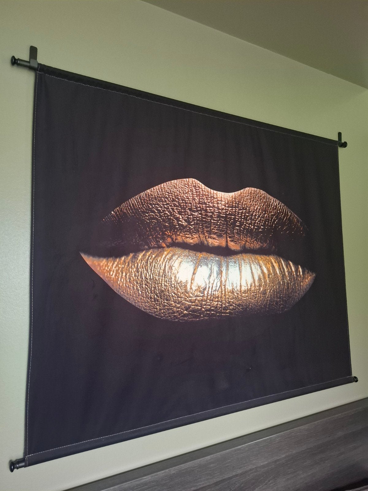Wandkleed met gouden lippen - 1.40 x 1.10, Zwart, Ophalen of Verzenden, Zo goed als nieuw, Met ophangsysteem