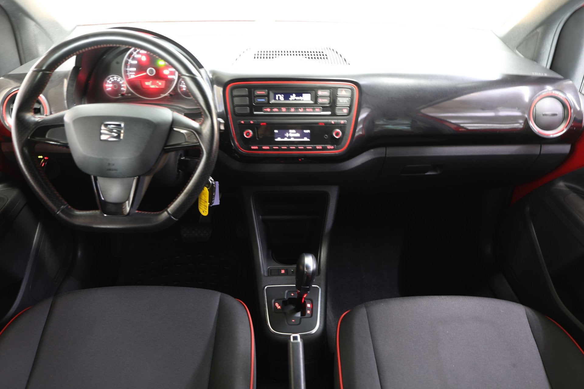 SEAT Mii 1.0 FR Intense AUTOMAAT CRUISE PDC CLIMA '17, Stof, Gebruikt, Zwart, 4 stoelen