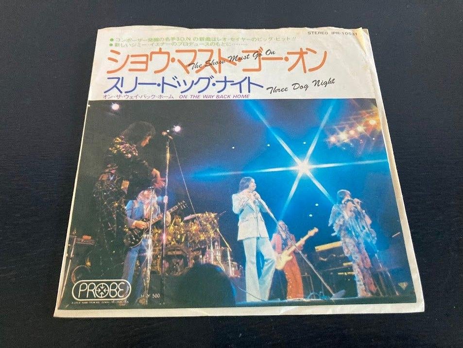 Three Dog Night "The Show Must Go On" 7" single uit Japan, Verzenden, 7 inch, Single, Zo goed als nieuw