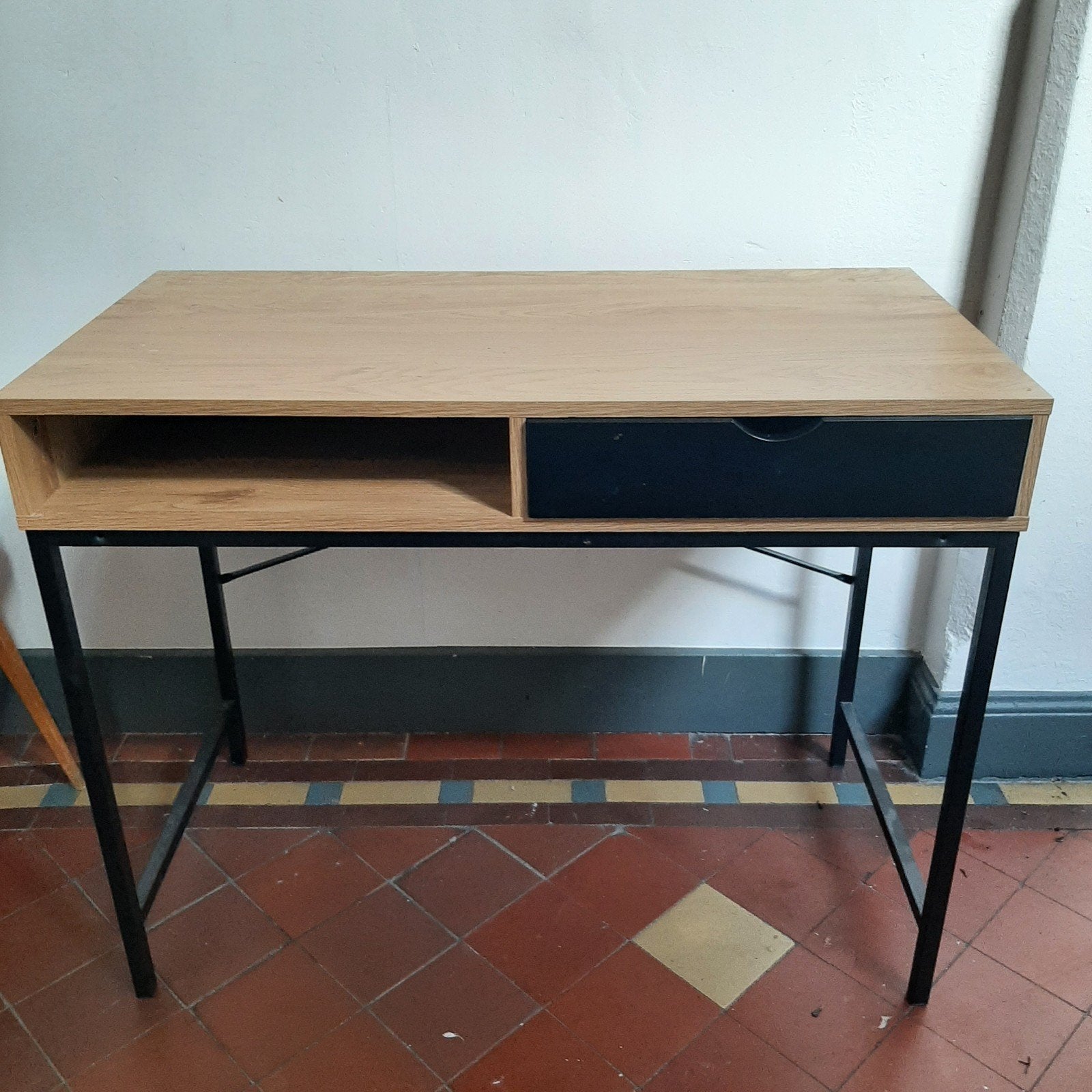 Bureautje, Houtkleurig blad zwarte metalen poten, Ophalen, 48 cm, Zo goed als nieuw, Jysk