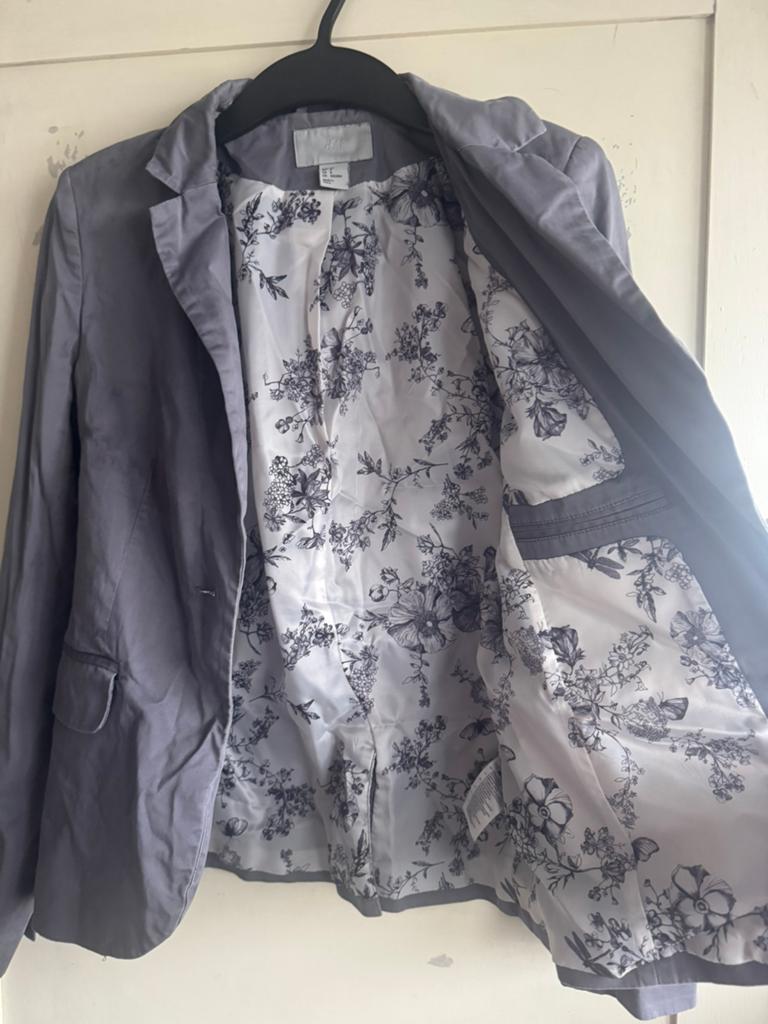H&M grijze blazer colbert jasje met bloemenprint voering, Maat 38/40 (M), Ophalen of Verzenden, Jasje, Grijs