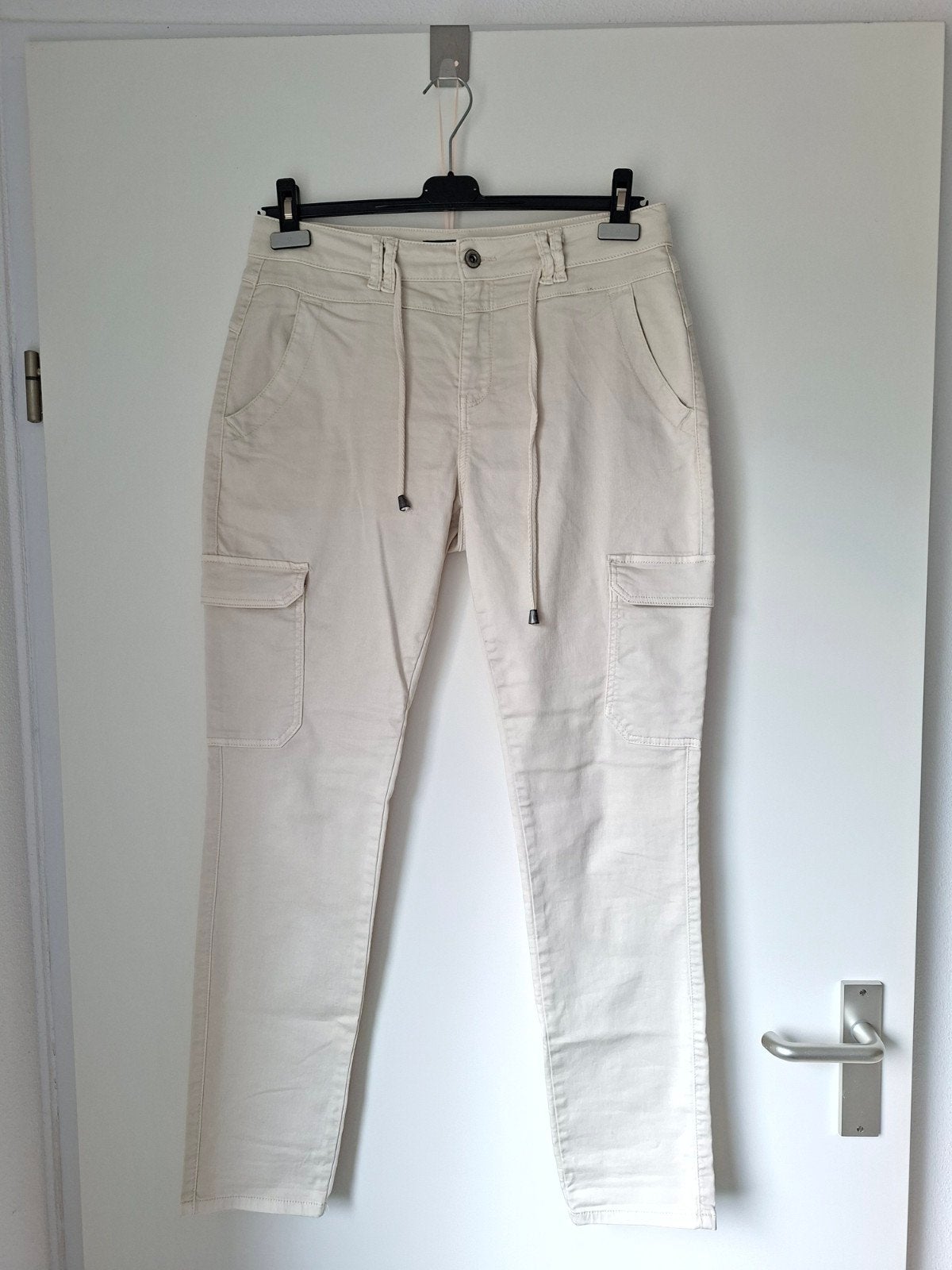 Beige Red Button broek met zakken mt. 40, Kleding | Dames, Maat 38/40 (M), Beige, Nieuw, Ophalen of Verzenden