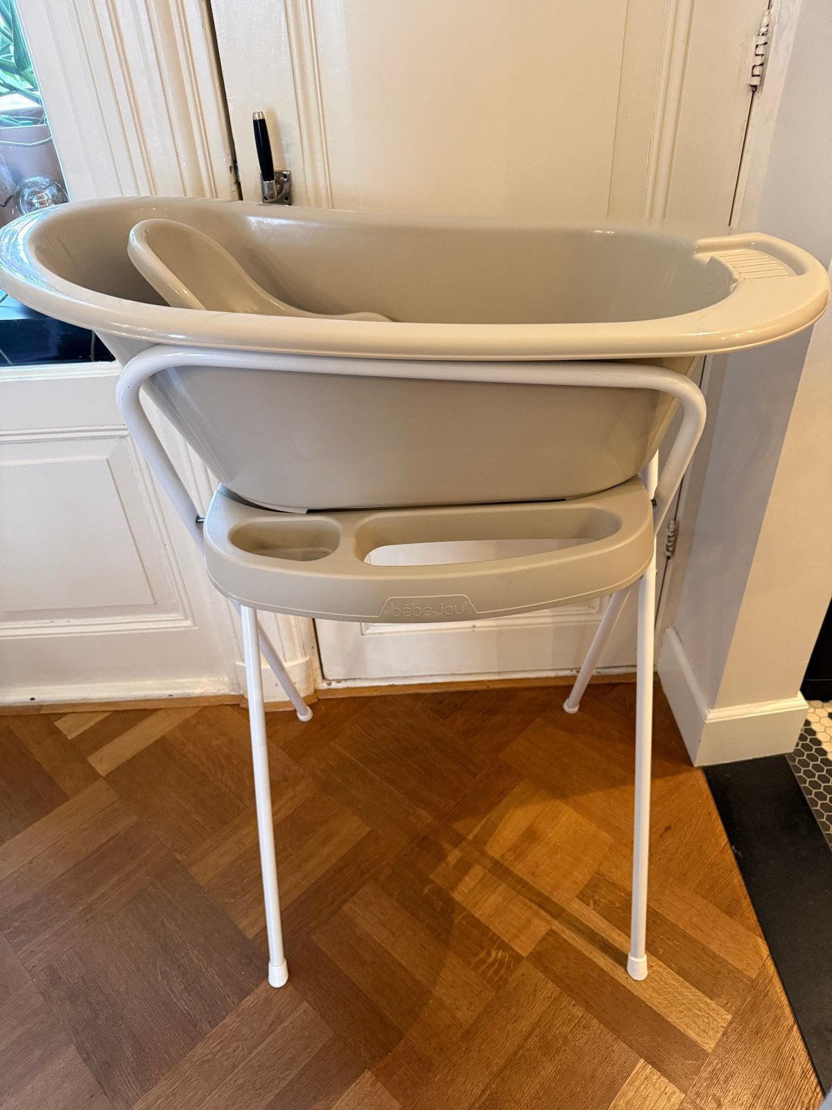 Bébé-jou babybadje met standaard en babyinzet, Kinderen en Baby's, Ophalen, Zo goed als nieuw, Badje, Bébé-jou