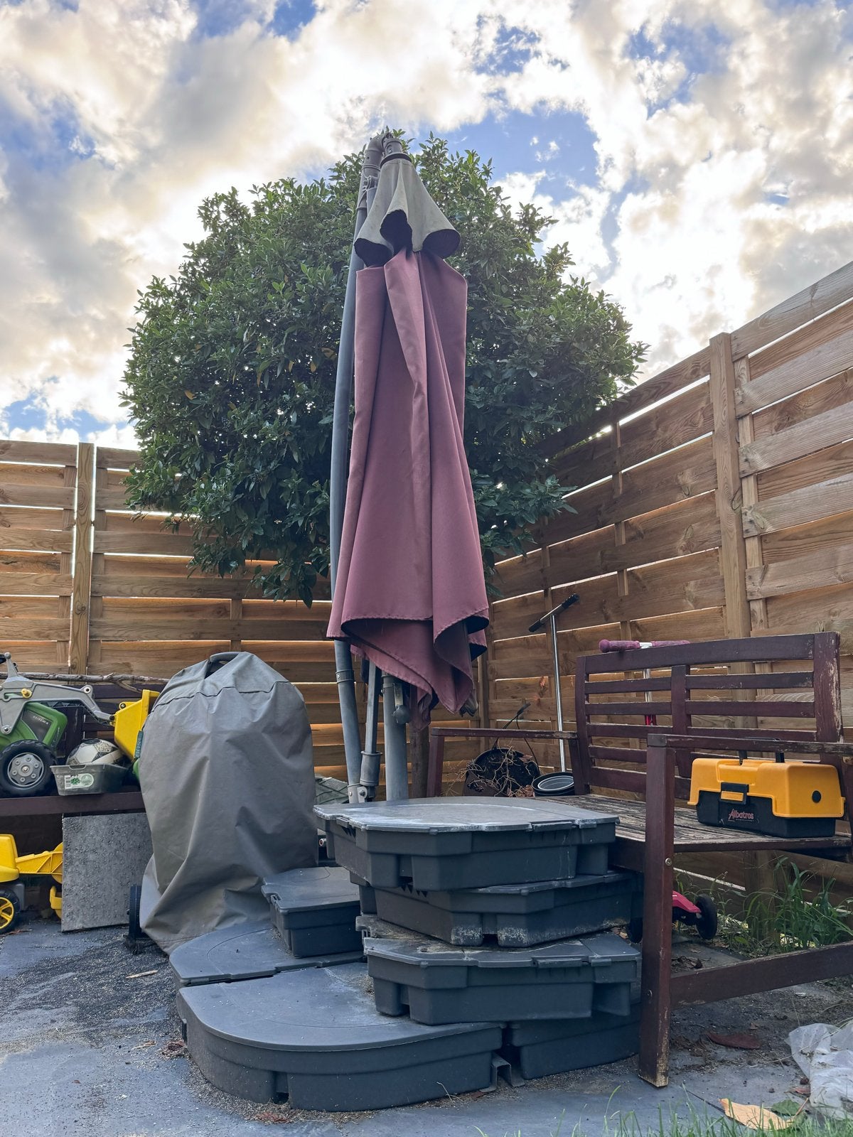 TEAB: Parasol met 8 vulbare parasoltegels, Tuin en Terras, Parasols, Ophalen, Gebruikt, Zweefparasol