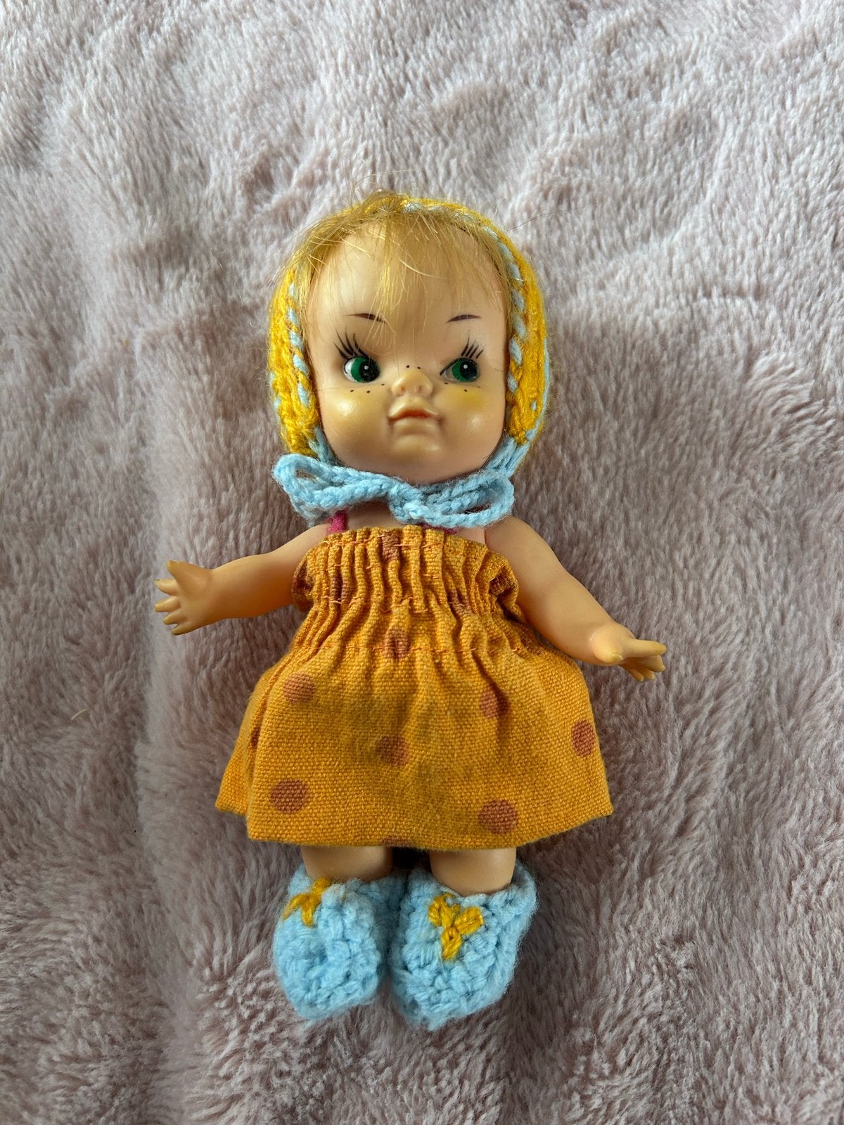 Vintage Klein Popje met Gehaakte Kleding - Made in Japan, Ophalen of Verzenden, Gebruikt, Overige typen