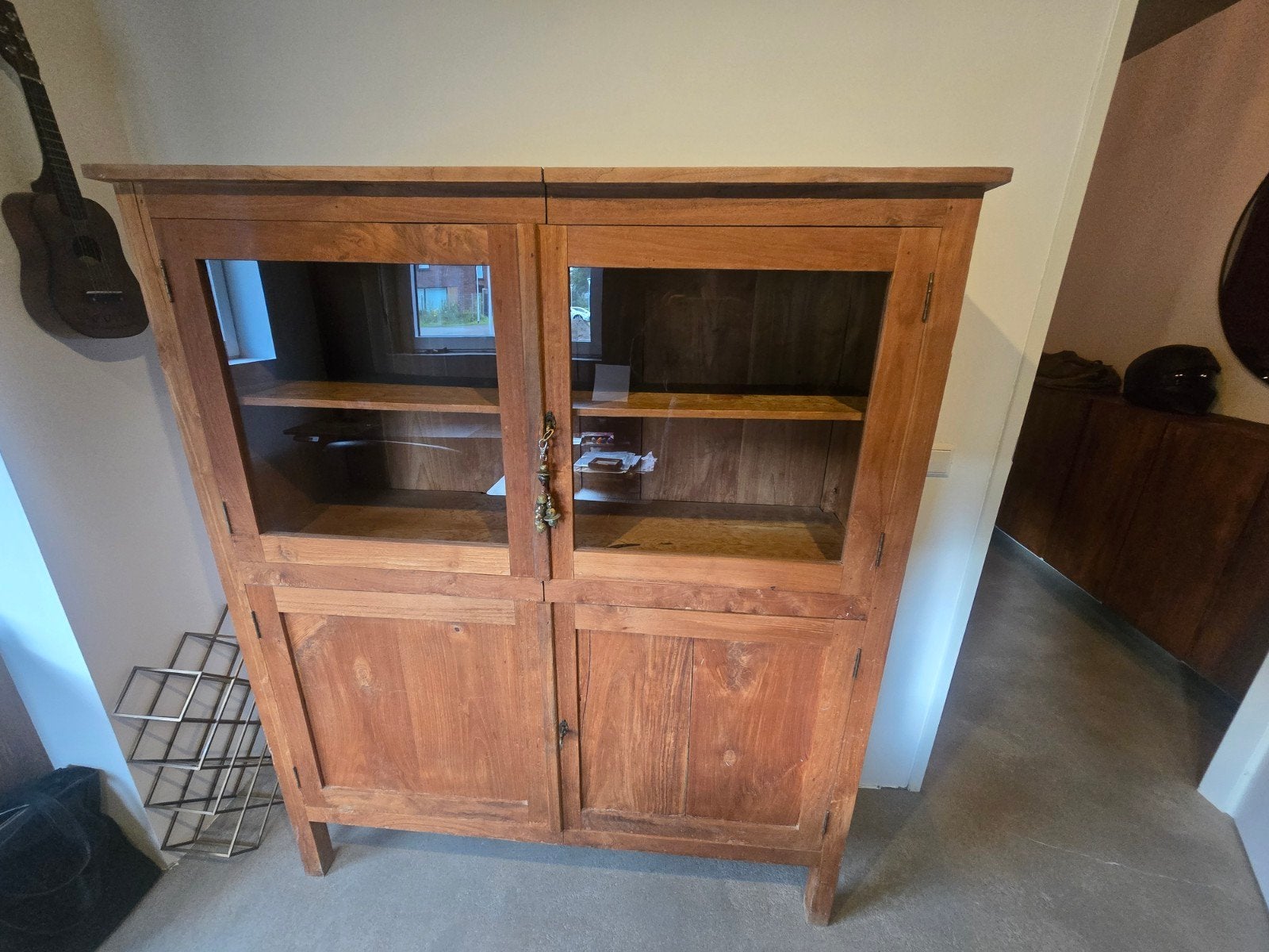 Vintage houten vitrinekast met glazen deuren, Ophalen
