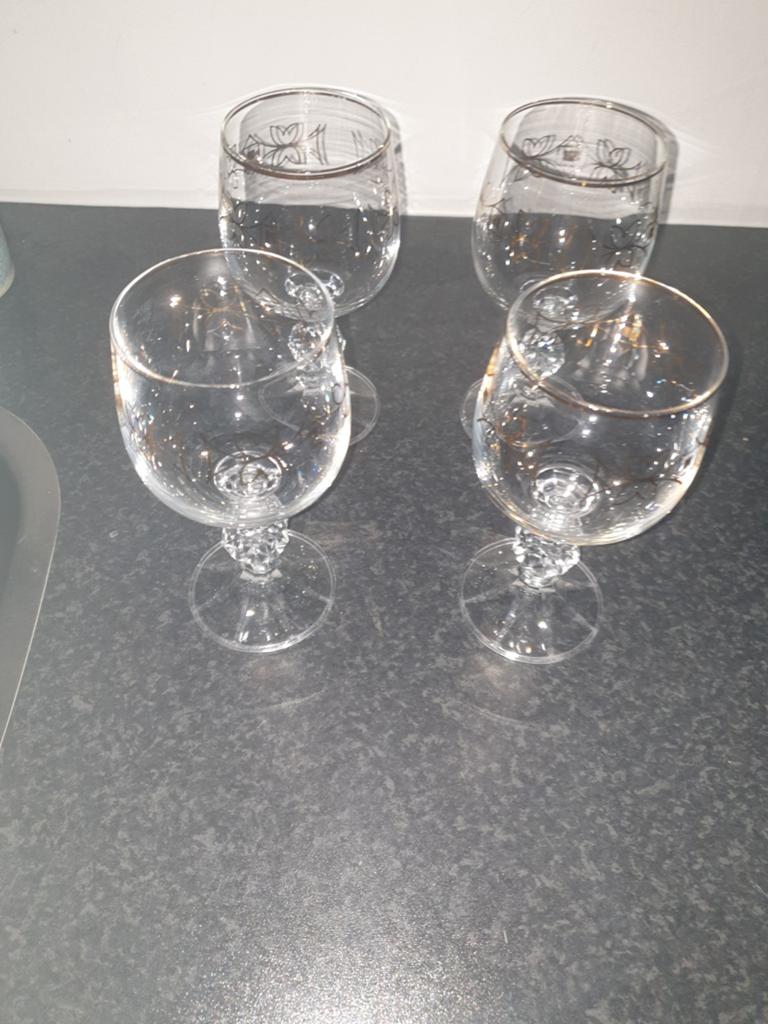 Set van 4 wijnglazen met gouden rand en bewerkte voet, Antiek en Kunst, Antiek | Glas en Kristal, Ophalen