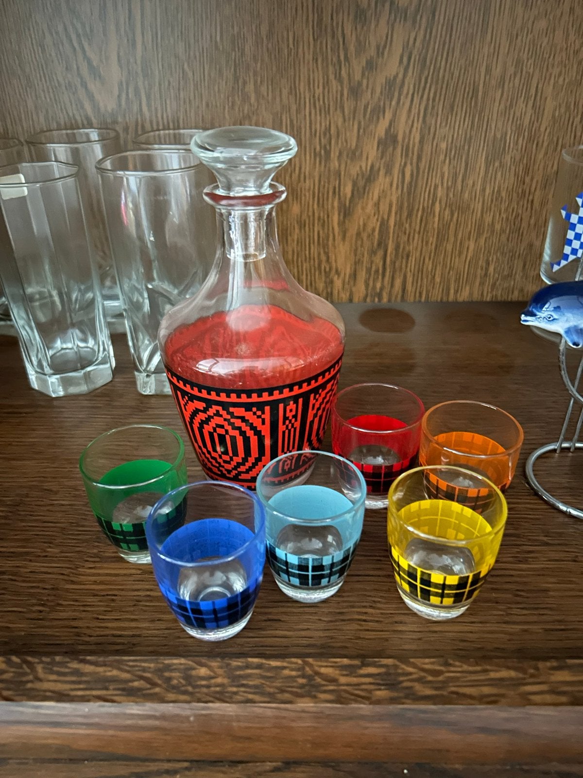 Vintage borrelset: karaf met 6 gekleurde glaasjes, Ophalen of Verzenden