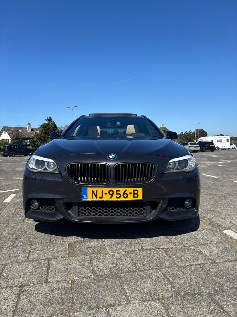 BMW 5-Serie 520D Touring M-Pakket Pano HU APK ‘4/27, Auto's, BMW, 1995 cc, Beige, 2000 kg, Leder