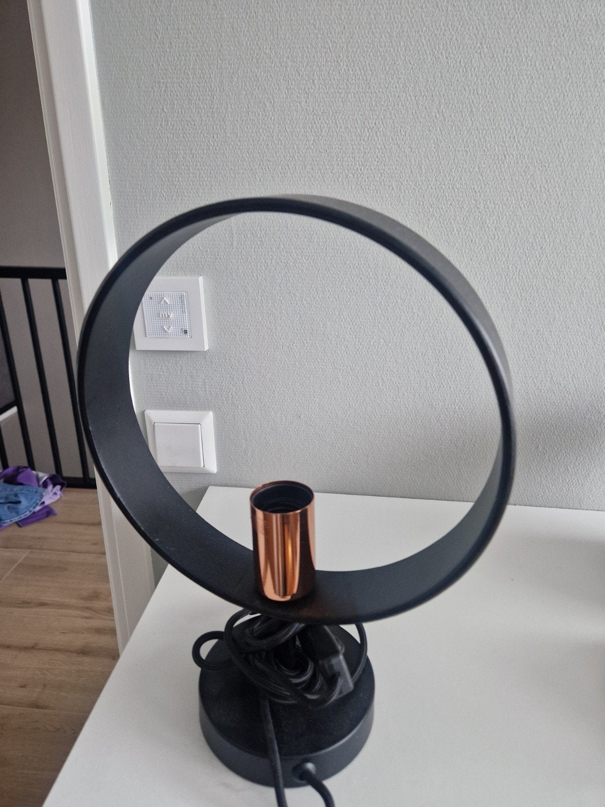 Moderne zwarte tafellamp met koperen fitting, Huis en Inrichting, Ophalen, Overige merken, E27 (groot), Zwart