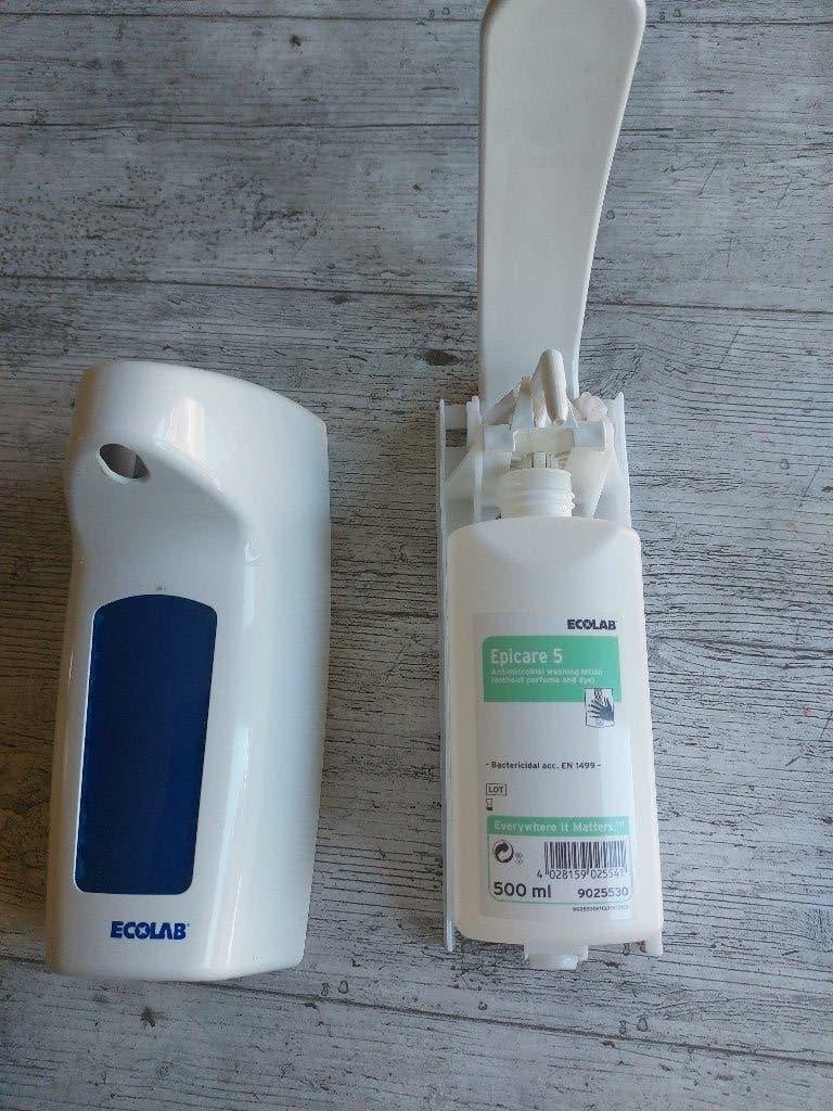 Professionele Ecolab zeep dispenser / zeeppompje met zeep, Ophalen