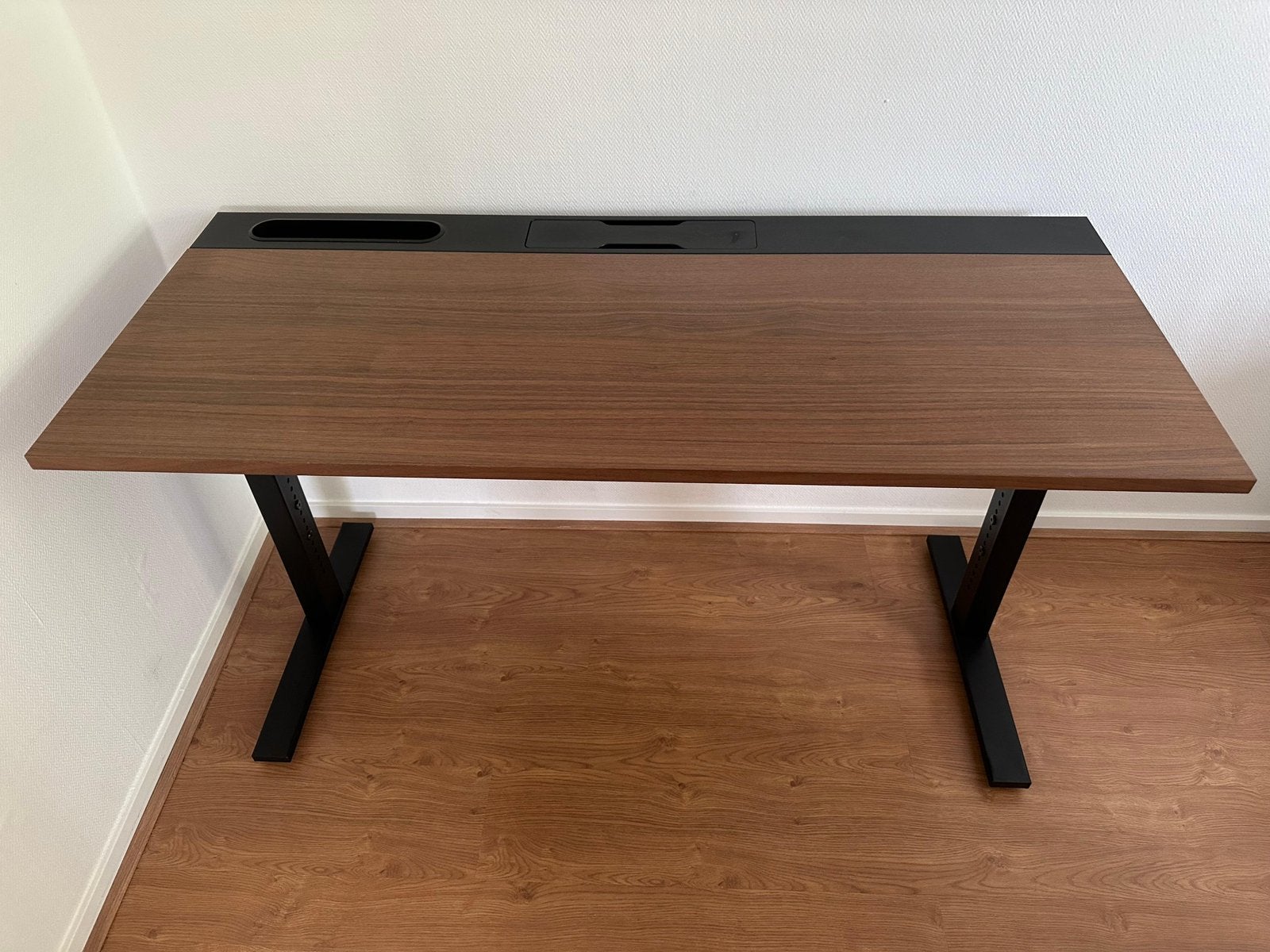 Te koop prachtig Mittzon Ikea bureau 140x60 met walnotenblad, Ophalen, Zo goed als nieuw