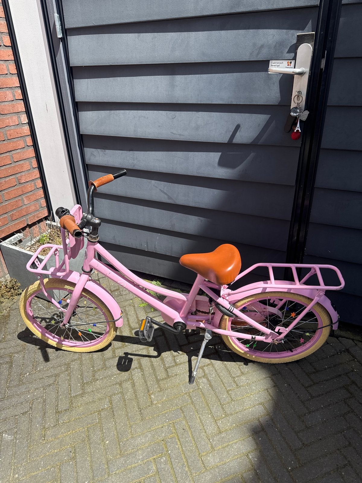 Roze kinderfiets met bagagedrager, Fietsen en Brommers, Ophalen of Verzenden, Gebruikt, Terugtraprem, 16 tot 20 inch