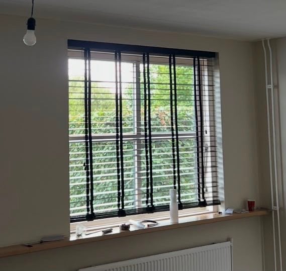 2x Houten jaloezieën matzwart 50mm 160x180 cm Gamma, Ophalen, Jaloezie, Gebruikt, Overige merken