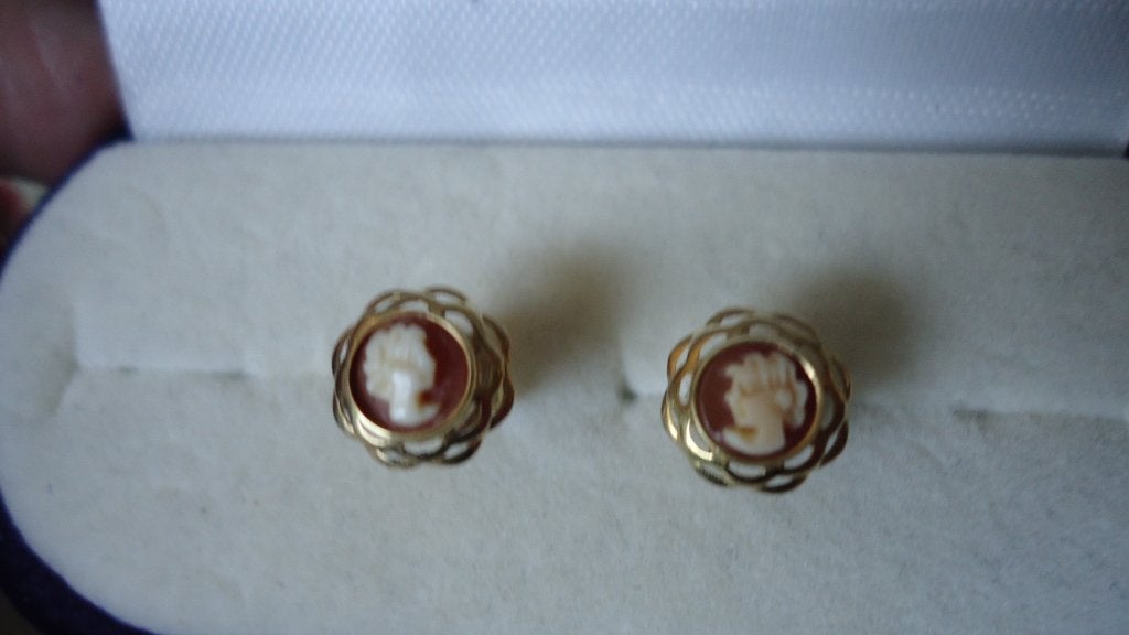 14 karaats gouden oorbellen met schelp gestoken camee, Ophalen of Verzenden, Zo goed als nieuw, Knopjes of Stekers, Goud