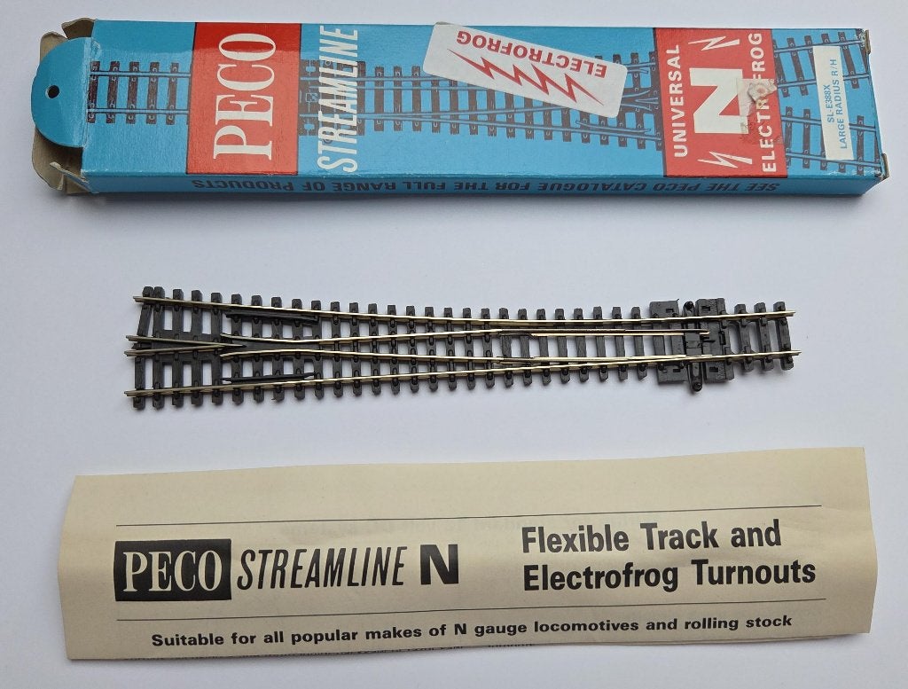 N-SPOOR - PECO SL-E388 Large Radius Rehtse Wissel. Code 80, Overige merken, Gelijkstroom, Nieuw, Rails