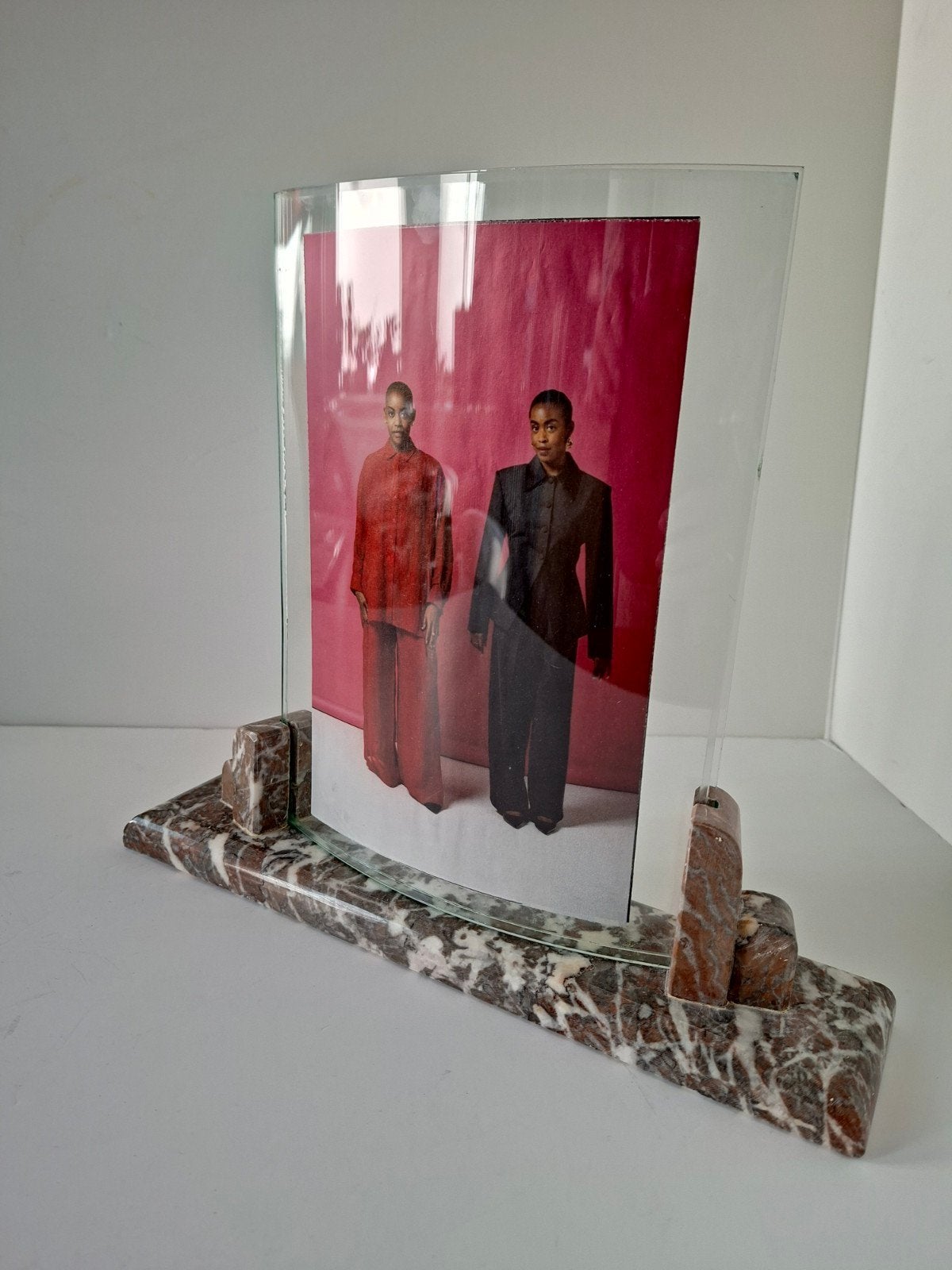 Art Deco Fotolijst met Gebogen Glas en Marmeren Voet, Ophalen of Verzenden, Zo goed als nieuw, Overige materialen
