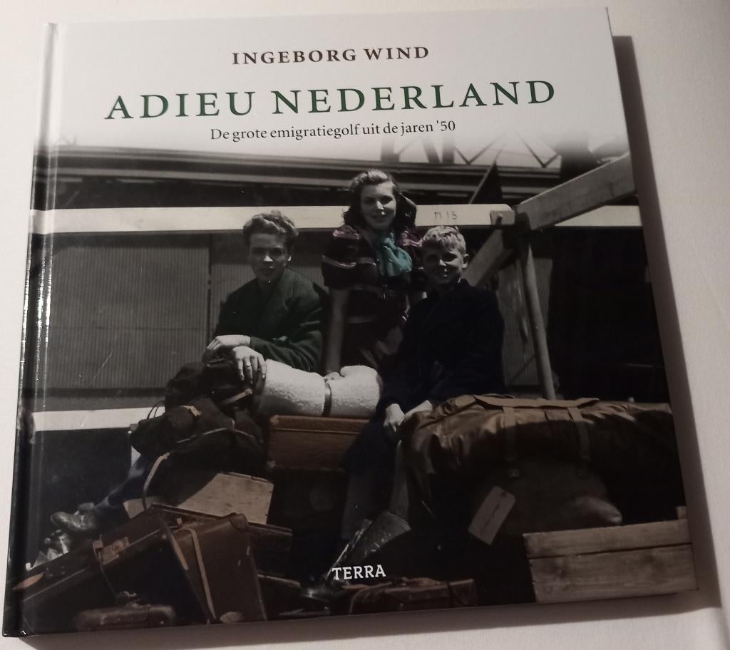Adieu Nederland, Boeken, Ophalen of Verzenden, 20e eeuw of later, Zo goed als nieuw
