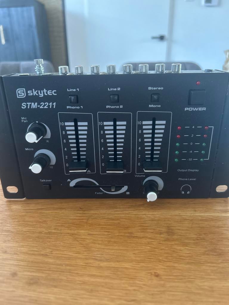 Skytec STM-2211 Mixer met draadloze microfoonset, Ophalen of Verzenden, Gebruikt, Minder dan 5 kanalen, Microfooningang