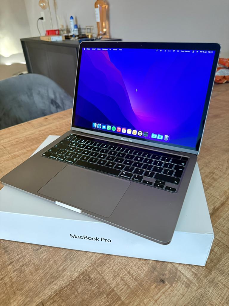 MacBook Pro 13" | 2020 | Incl Usb C Hub & Hoes, 256 GB, 2 tot 3 Ghz, Qwerty, 8 GB