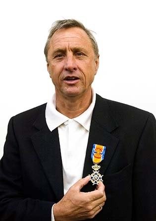 Org kleurenfoto Johan Cruijff met onderscheiding 10-04-2002, Verzamelen, Verzenden, Nieuw, Ajax, Poster, Plaatje of Sticker