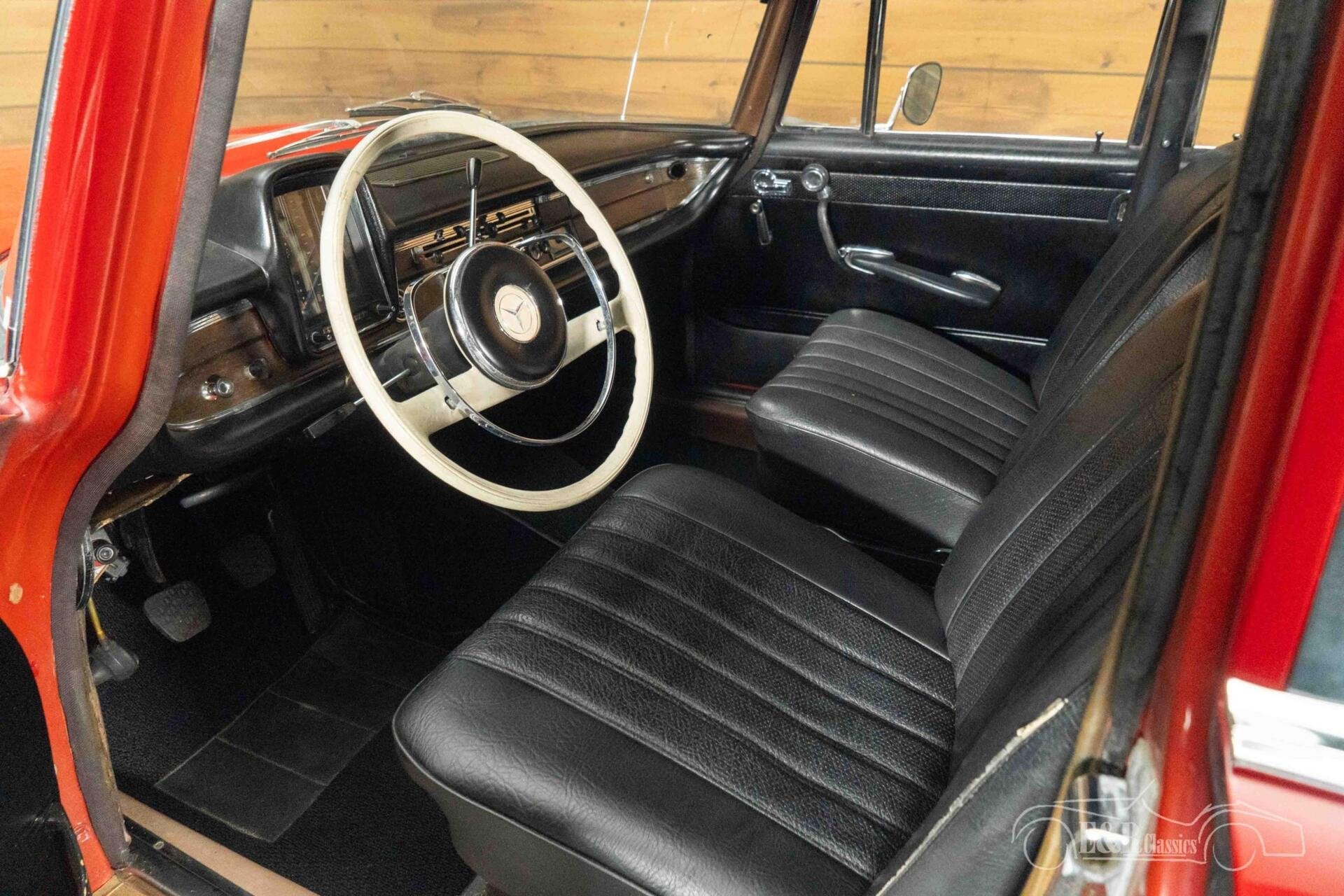 Mercedes 230 S Sedan | 1965, Auto's, Oldtimers, Lederen bekleding, Achterwielaandrijving, Zwart, 4 stoelen