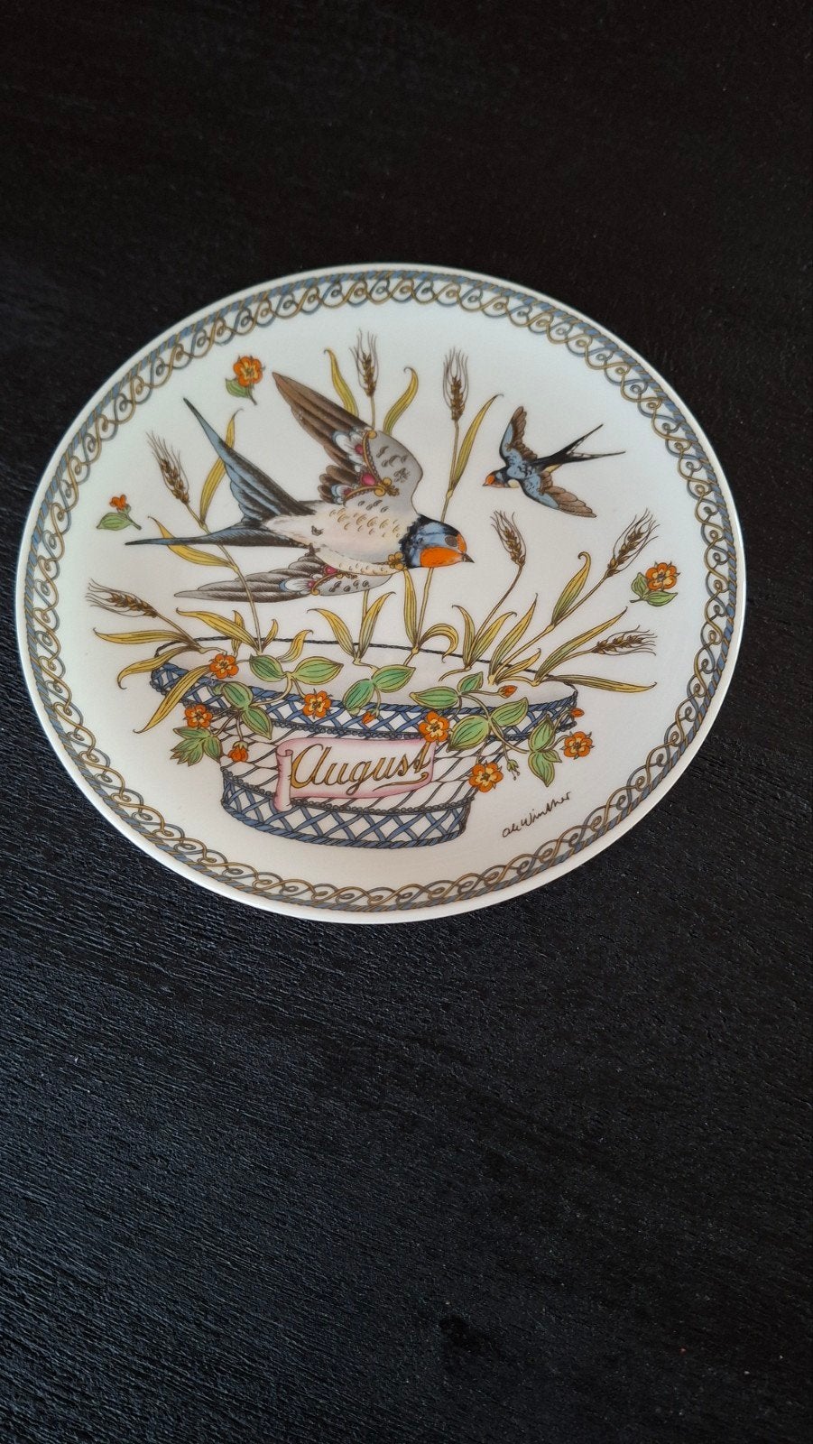 Hutschenreuther Ole Winther bordje, maand augustus, Ophalen of Verzenden, Zo goed als nieuw, Porselein, Bord of Schaal