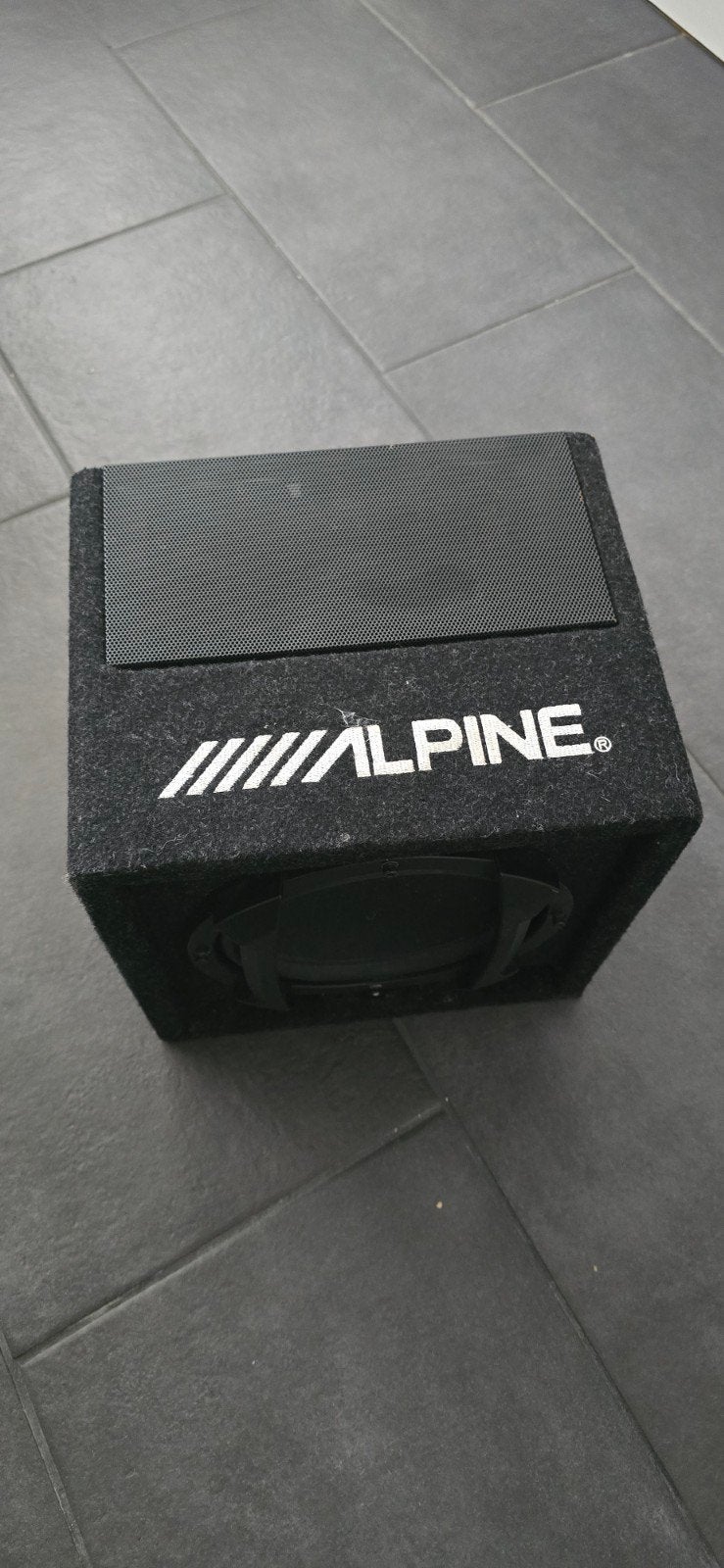 Alpine Subwoofer met ingebouwde versterker, Auto diversen, Autoradio's, Ophalen of Verzenden, Gebruikt
