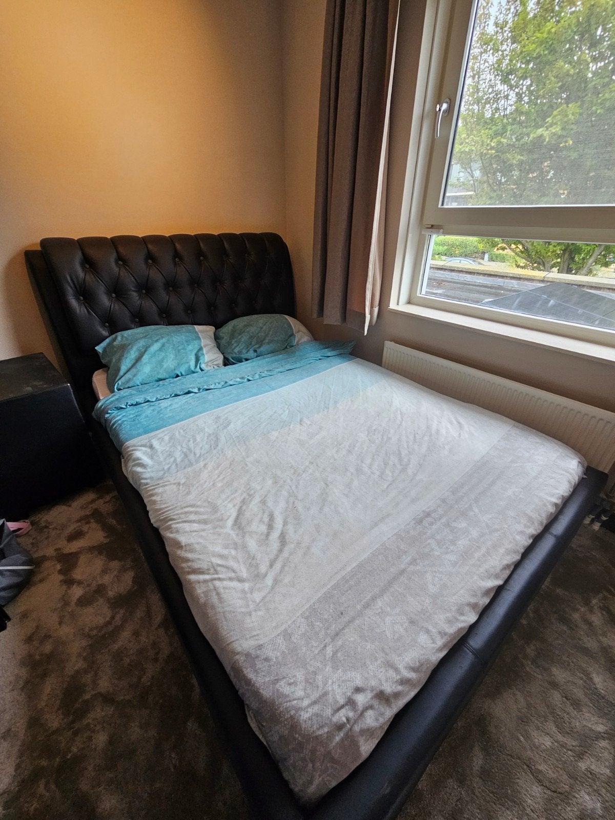 Tweepersoonsbed 200x140 met gecapitonneerd kunstleer, Ophalen, Overige materialen, Zwart, Tweepersoons