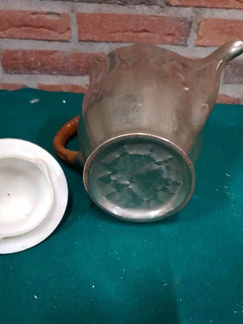 Theepot van verzilverd aardewerk met rieten handgreep, Ophalen of Verzenden