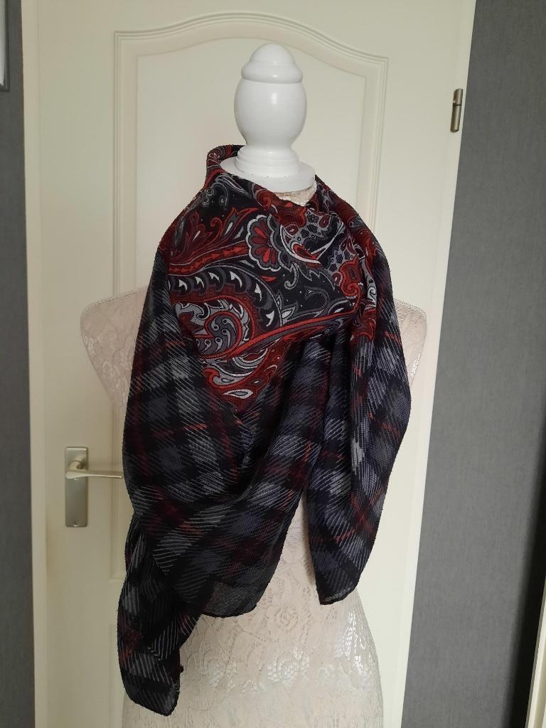 sjaals Zwart Rood  Grijs, Kleding | Dames, Mutsen, Sjaals en Handschoenen, Ophalen of Verzenden, Zo goed als nieuw, Maat 46/48 (XL) of groter