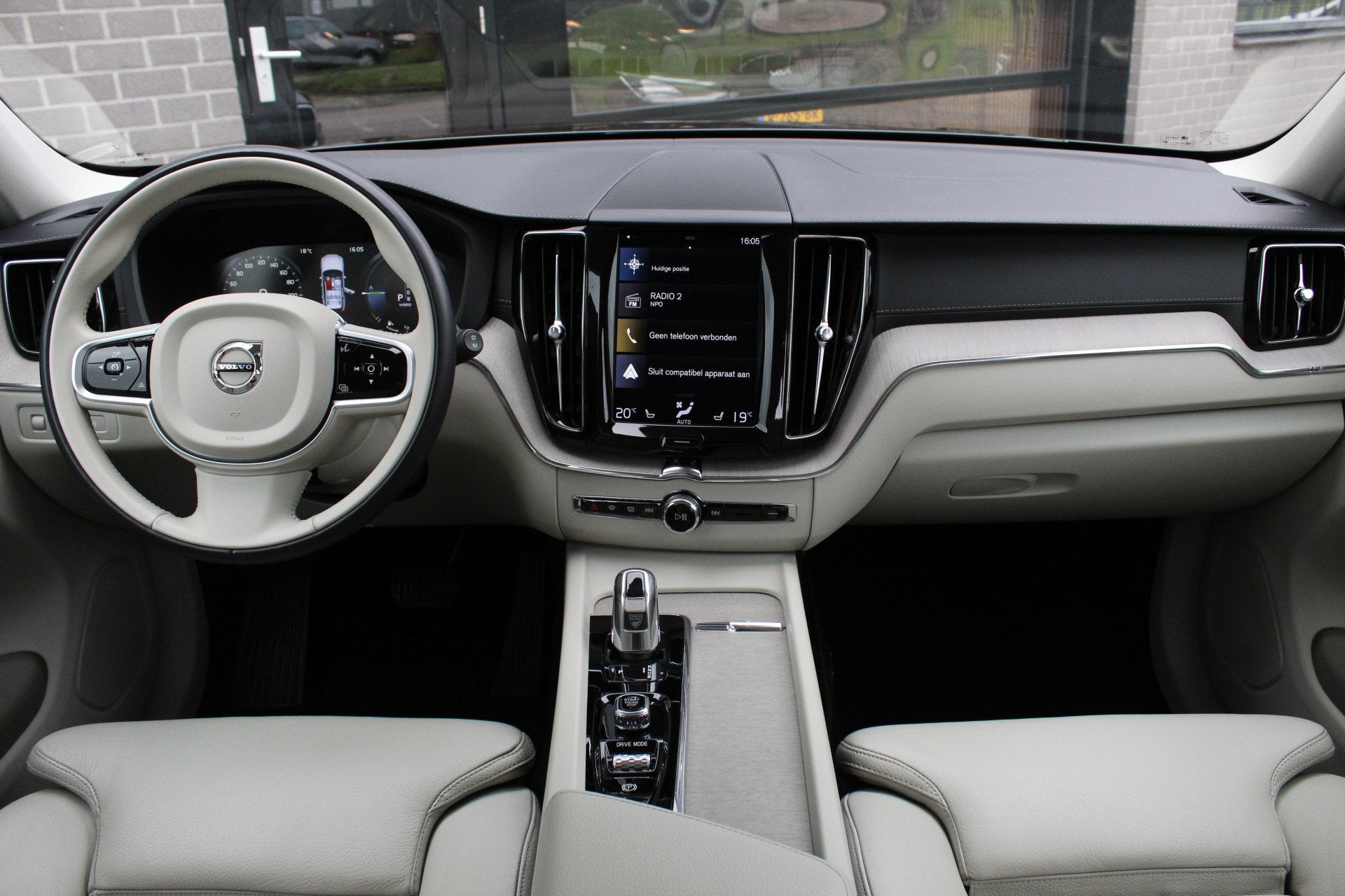 Volvo XC60 2.0 T8 Twin Engine AWD Inscription / HUD / Panora, Automaat, Gebruikt, 4 cilinders, 2039 kg