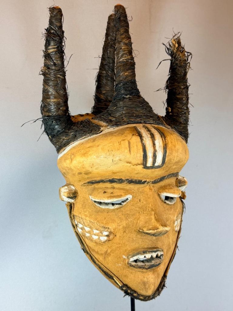 260344 - Afrikaans Originele Pende Kiwoyo masker - Congo., Antiek en Kunst, Ophalen of Verzenden