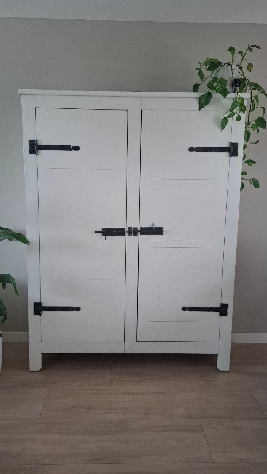 kast wit hout zwart beslag van Loods 5, Huis en Inrichting, Ophalen