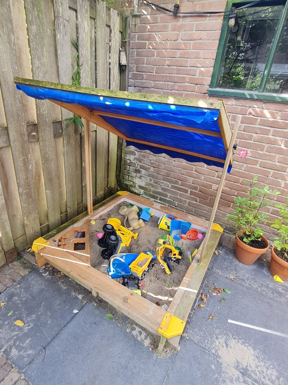 Zandbak met zonnescherm, Ophalen