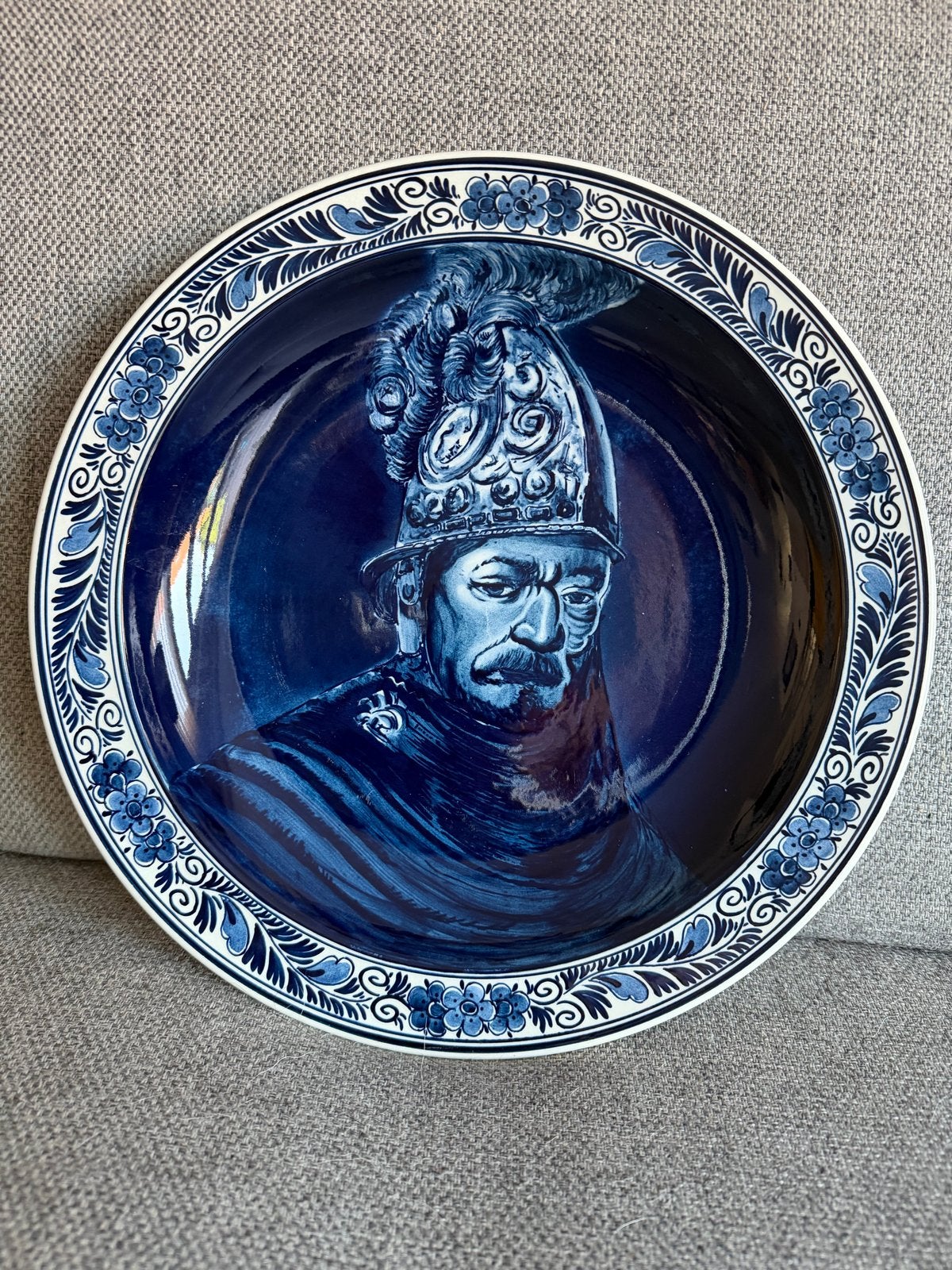 Delfts Blauw sierbord 'De man met de gouden helm', Ophalen