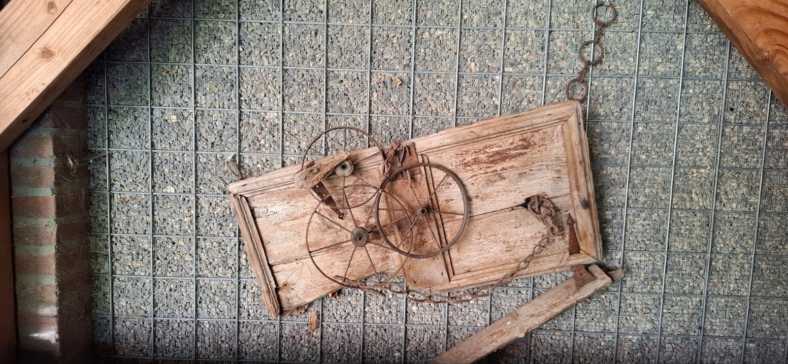 Decoratief houten paneel met metalen wielen en ketting, Ophalen