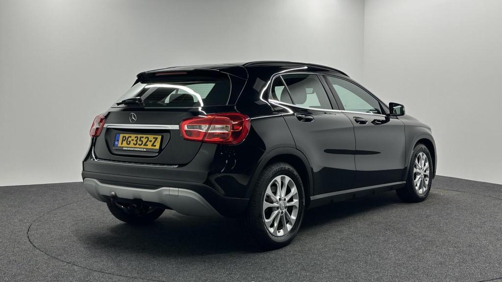 Mercedes GLA-klasse 180 Business Solution CAMERA TREKHAAK LM, Gebruikt, 4 cilinders, Leder en Stof, 1335 kg