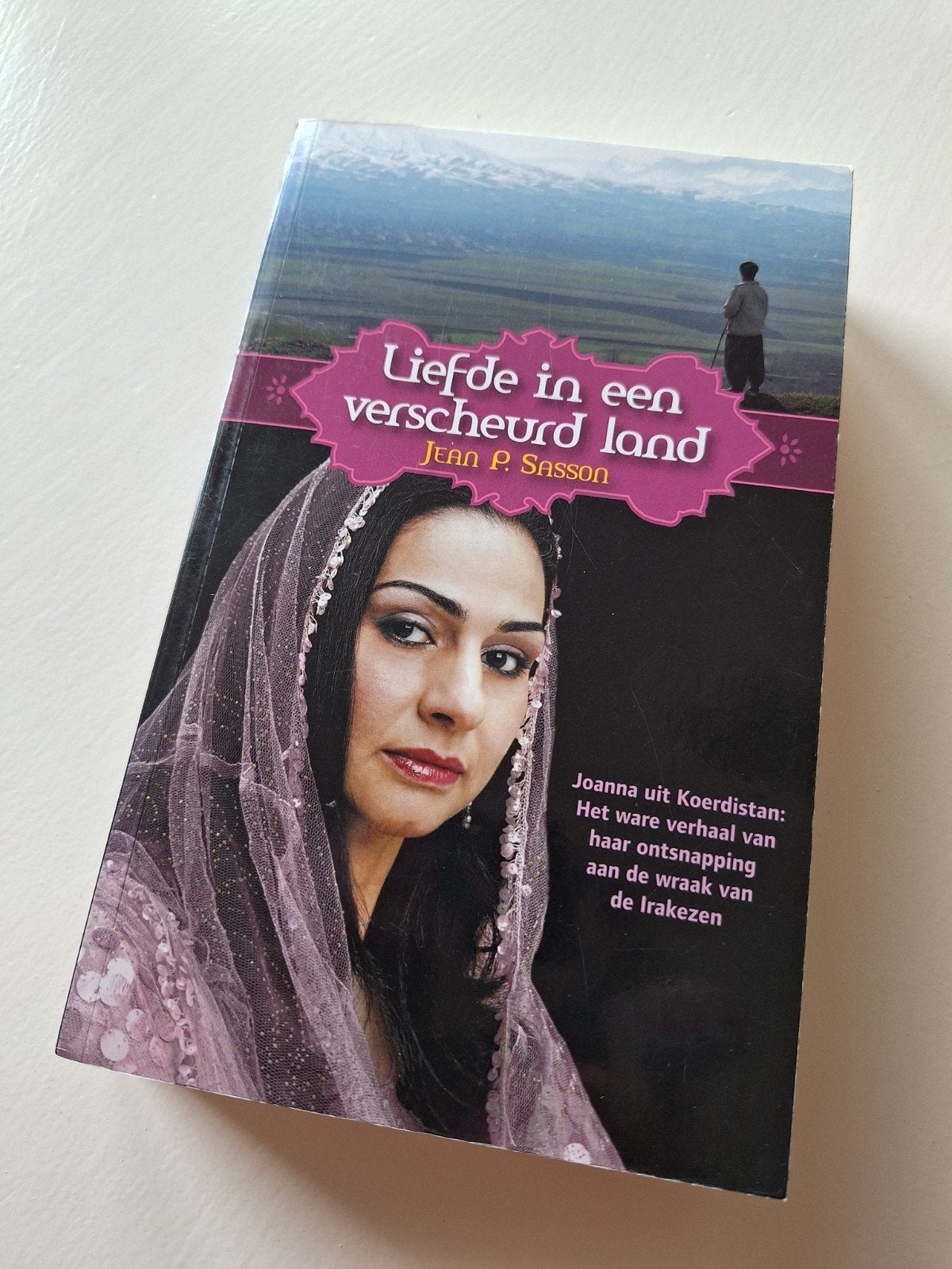 Liefde in een verscheurd land - Jean P. Sasson, Boeken, Ophalen of Verzenden, Zo goed als nieuw, Jean P. Sasson, Wereld overig