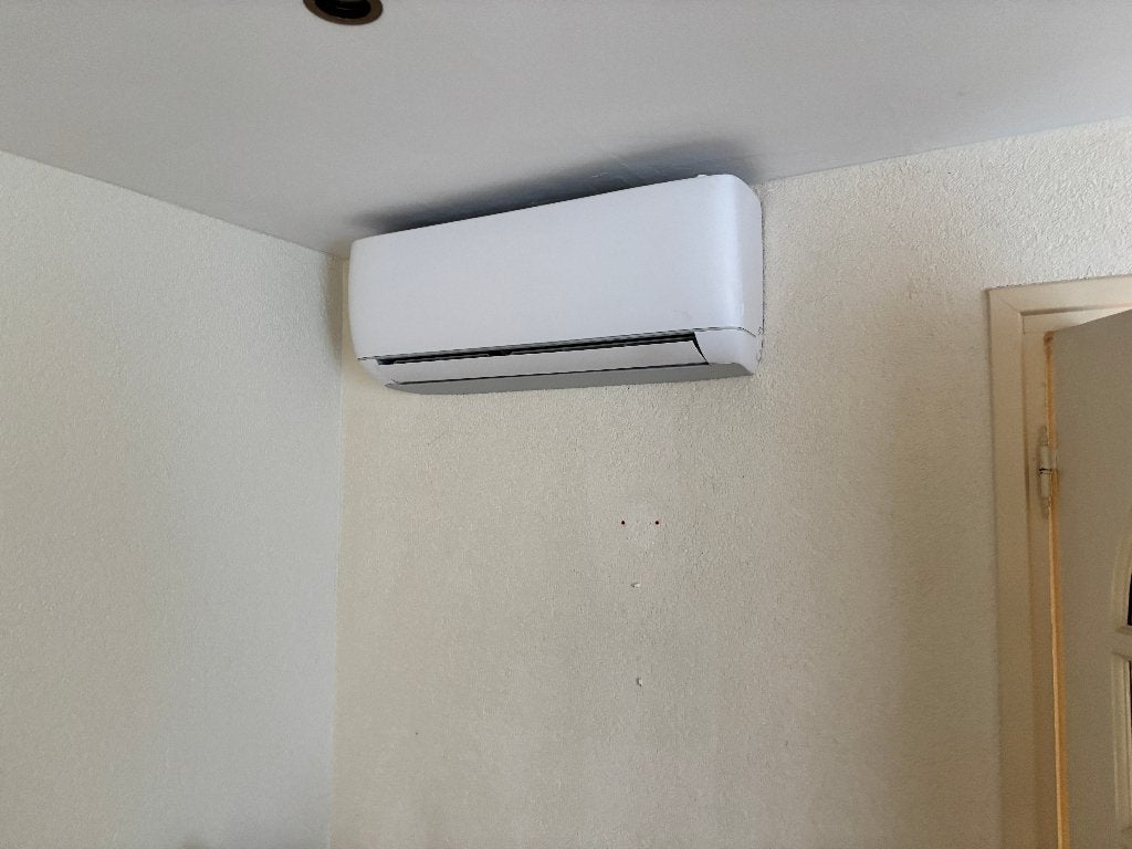 Gedemonteerde airco met buitenunit en condensafvoerpomp, Ophalen, 3 snelheden of meer, Afstandsbediening, Gebruikt