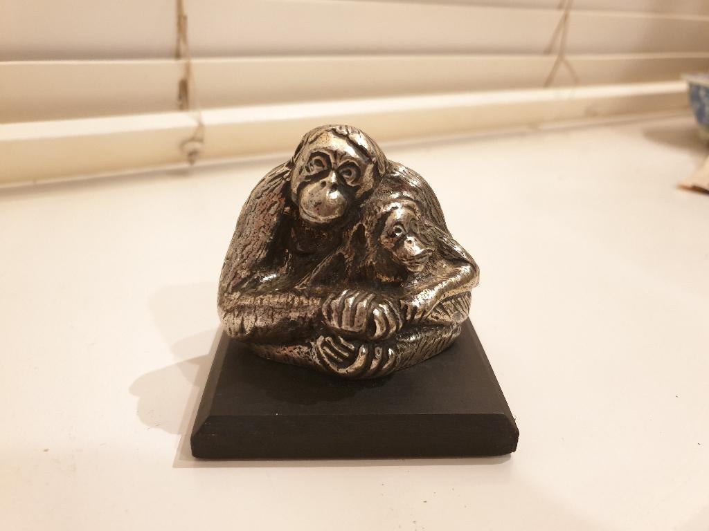 WNF Verzilverd Beeldje Nr. 3 - Orang-oetan met jong (Tin), Verzamelen, Beelden en Beeldjes, Ophalen of Verzenden, Gebruikt, Dier