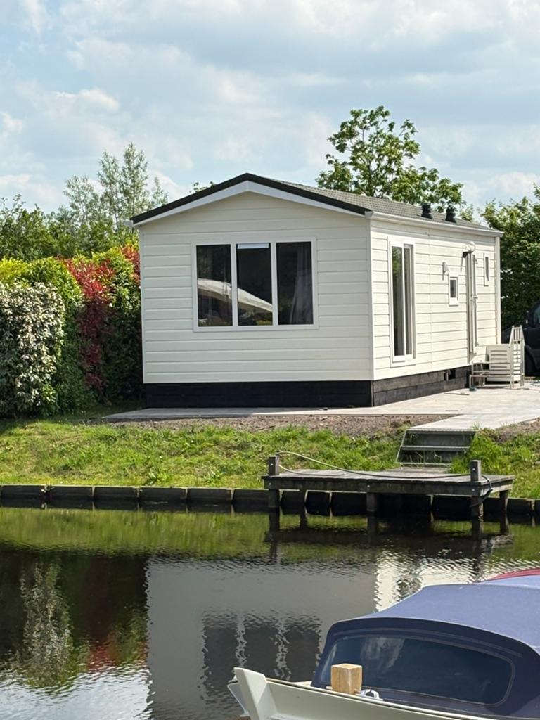 Chalet a/h water met aanlegsteiger op 50+ park in Friesland, Tot en met 4