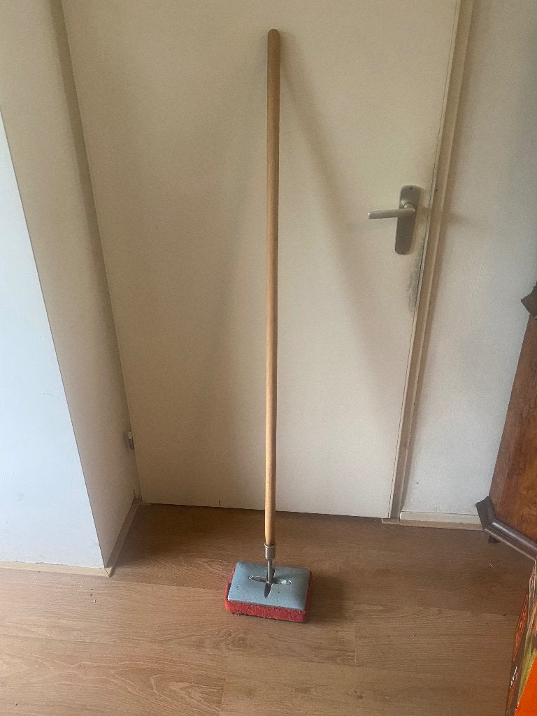 zware borstel bezem om parket mee in de was te zetten, Ophalen, Gebruikt