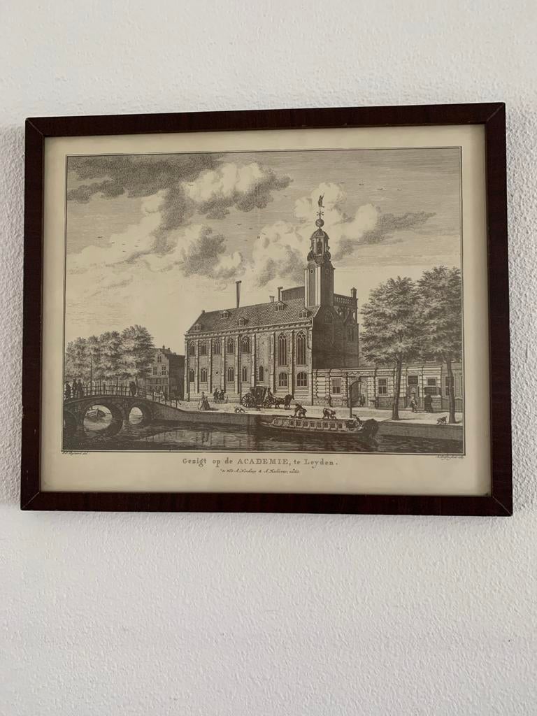 Antieke steendruk: Gezicht op de Academie te Leyden (1763), Antiek en Kunst, Kunst | Etsen en Gravures, Ophalen