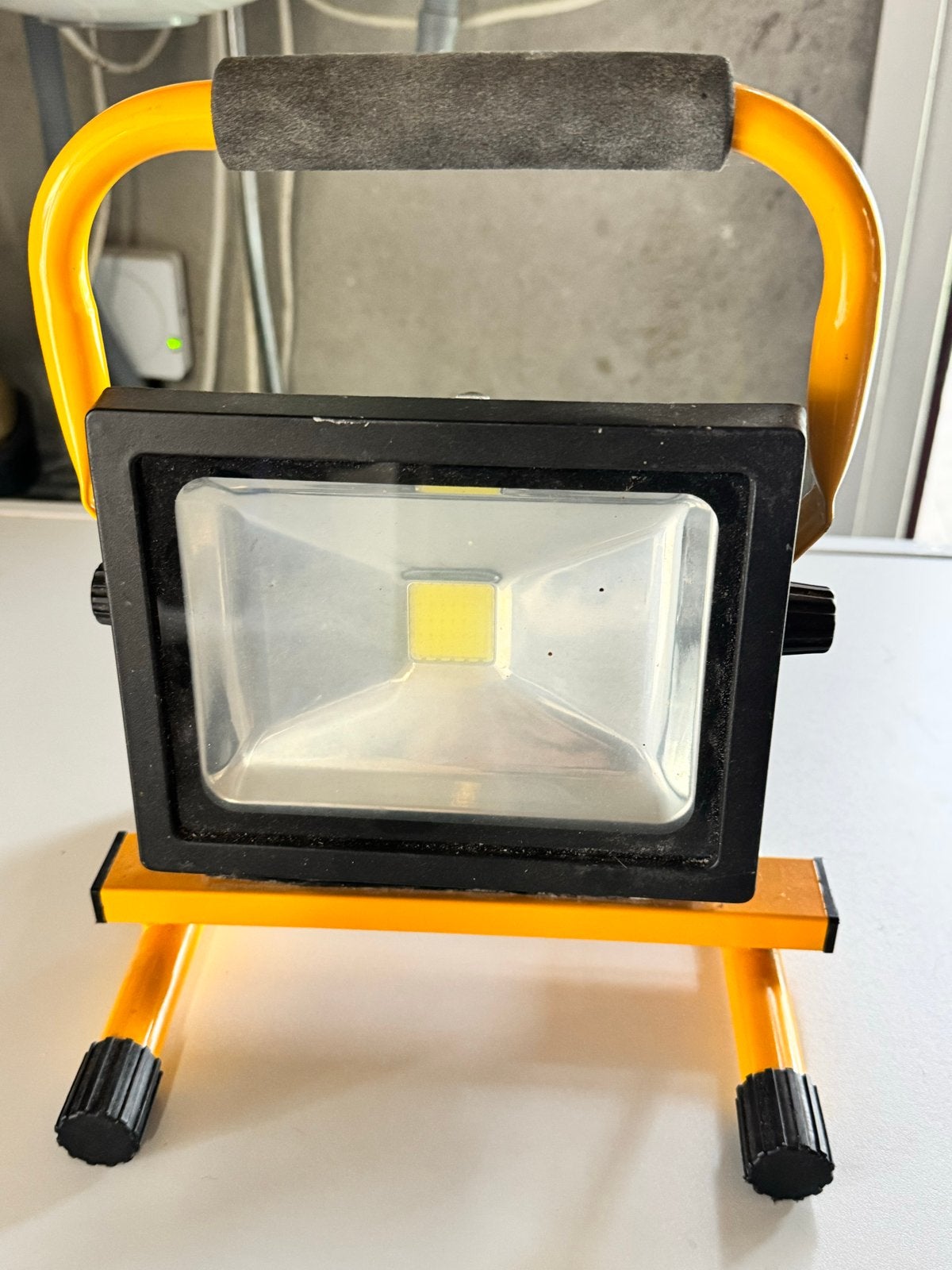 LED Bouwlamp 20W COB LED IP54 met accu en oplader, Doe-het-zelf en Verbouw, Bouwverlichting, Gebruikt, Minder dan 50 watt, Met statief