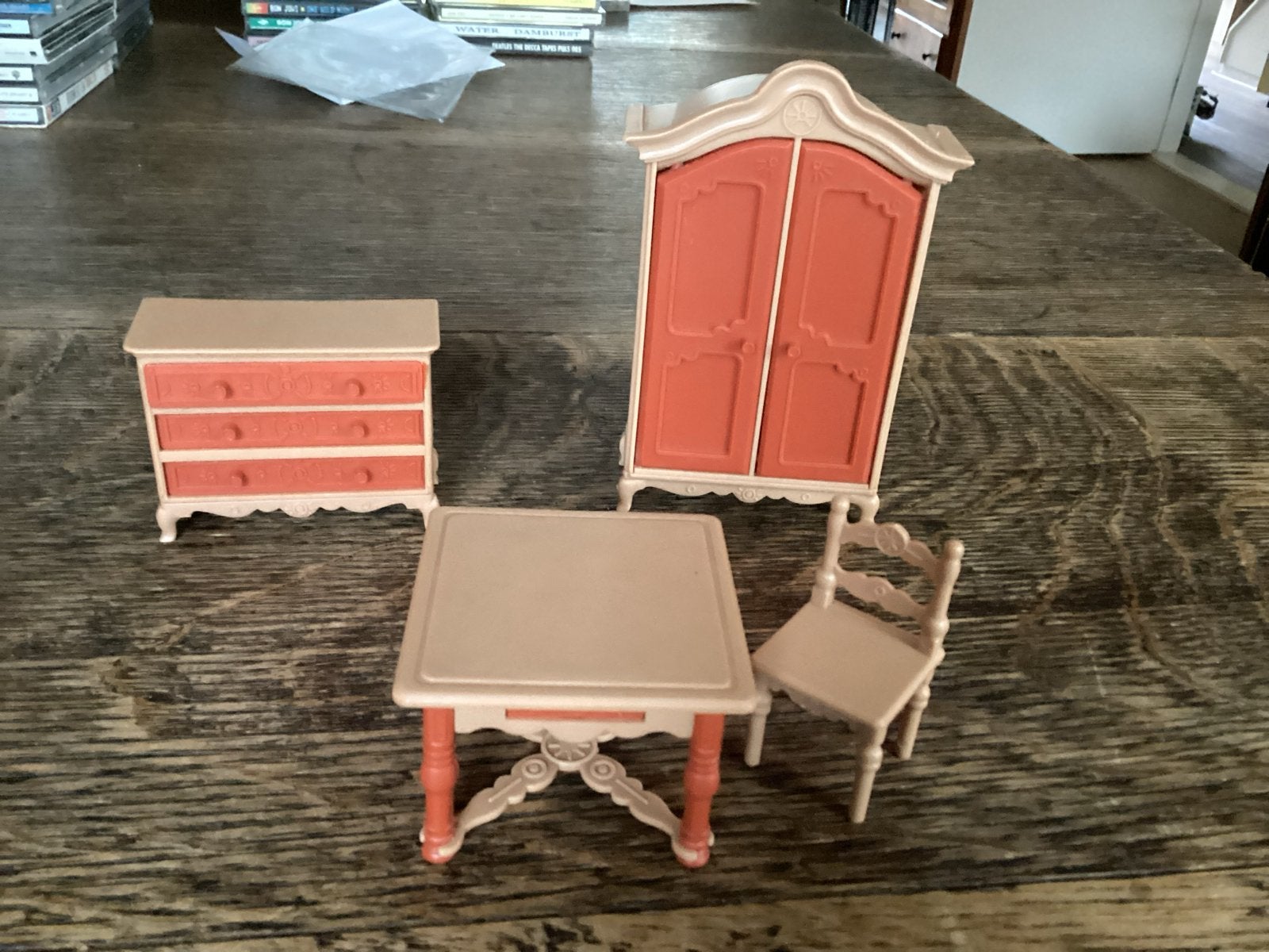 Poppenhuis meubels: kast, ladekast, tafel en stoel € 5, Ophalen of Verzenden, Gebruikt, Toebehoren