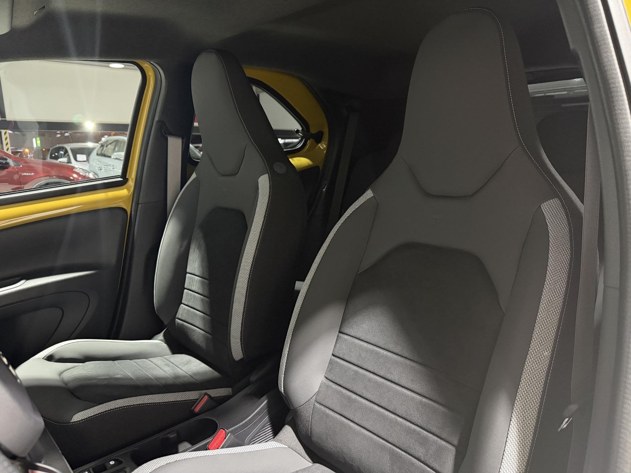 Toyota Aygo X Hybrid 115 GR Sport JBL-AUDIO , 18'' LM-VELGEN, Auto's, Toyota, Stof, Euro 6, 4 stoelen, 116 pk