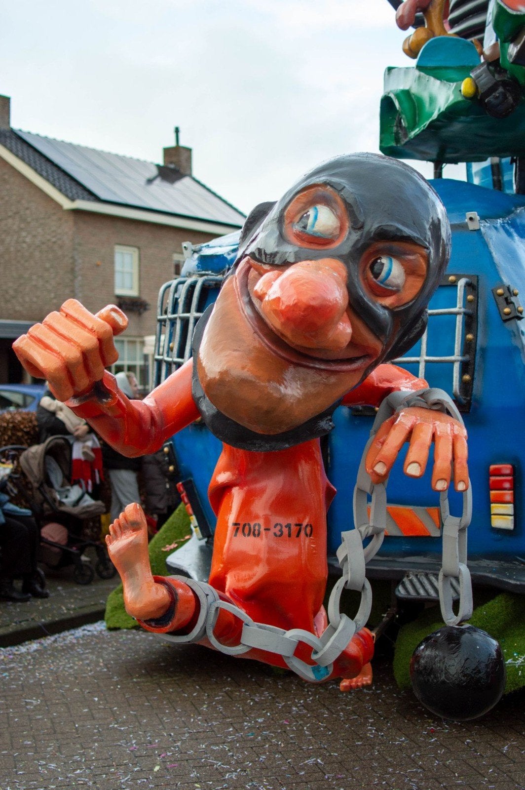 Grote Carnavalspop Gevangene met Ketting en Bal, Ophalen, Gebruikt, Meerkleurig, Kunststof